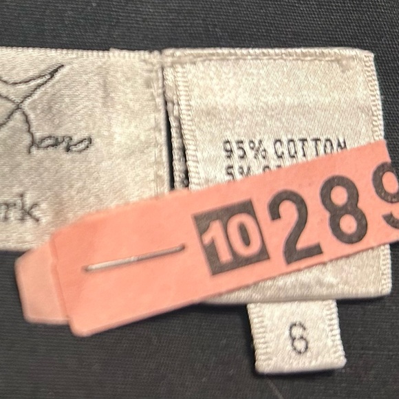 Elegant Black Dress with Stitch Detailing - Picture 10 of 12